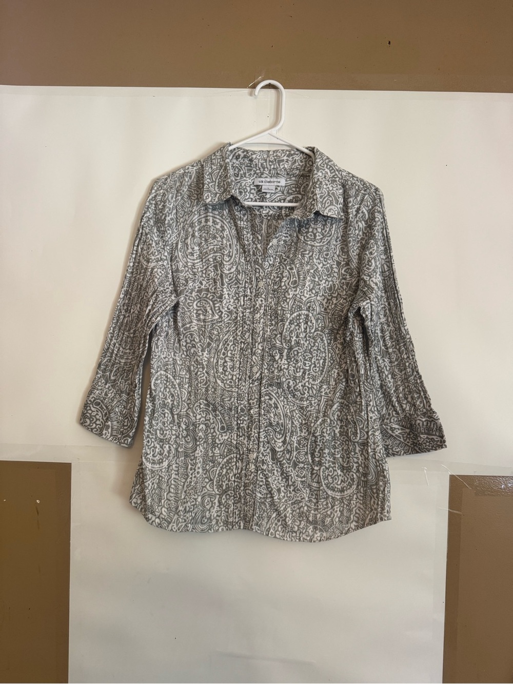 Liz Claiborne grey and white paisley print button-up shirt with 3/4 sleeves.